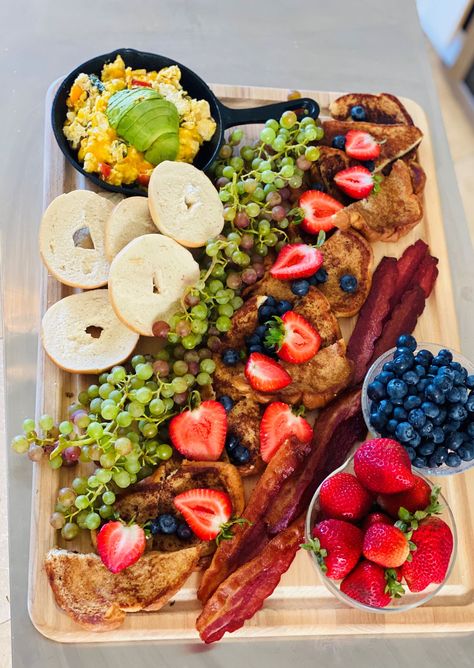 French Toast Board Ideas, Mexican Breakfast Charcuterie Board, French Brunch Aesthetic, French Toast Charcuterie Board, French Toast Board, Family Breakfast Aesthetic, French Breakfast Aesthetic, Vegan Brunch Party, Brunch Boards