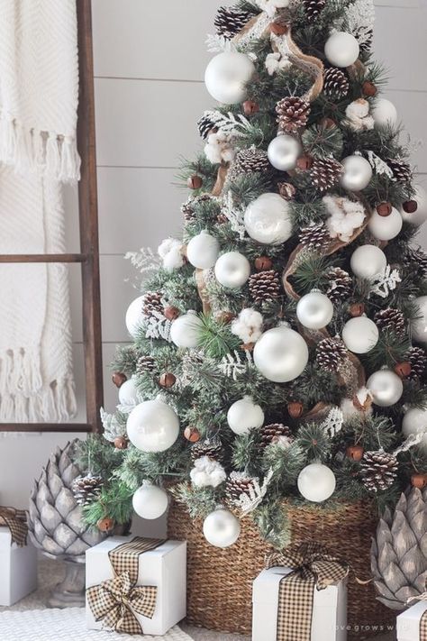 Burlap ribbon from top to bottom, large white balls. pine cones, rusty metal bells, and little pieces of cotton wood. Farmhouse Christmas Bedroom, Best Christmas Tree Decorations, Christmas Tree Decoration Ideas, Tree Decoration Ideas, Simple Farmhouse, Christmas Tree Decorating Themes, Farmhouse Christmas Tree, White Christmas Trees, Christmas Tree Inspiration