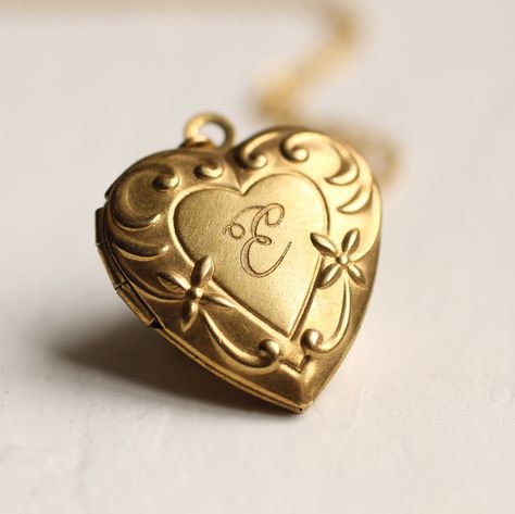 Initial Locket Necklace, Heart Locket Tattoo Design, Unique Locket Necklace, Locket Necklace Heart, Vintage Locket Necklace, Vintage Heart Locket, Locket Jewelry, Gold Heart Locket, Vintage Locket