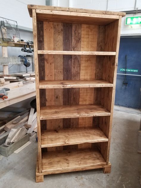 Diy Rustic Bookcase, Handmade Wooden Bookshelf, Bookshelf Wood Design, Homemade Book Shelves, Diy Book Cases Ideas, Home Made Bookshelves, Diy Vintage Bookshelf, Scaffold Bookcase, Diy Western Furniture