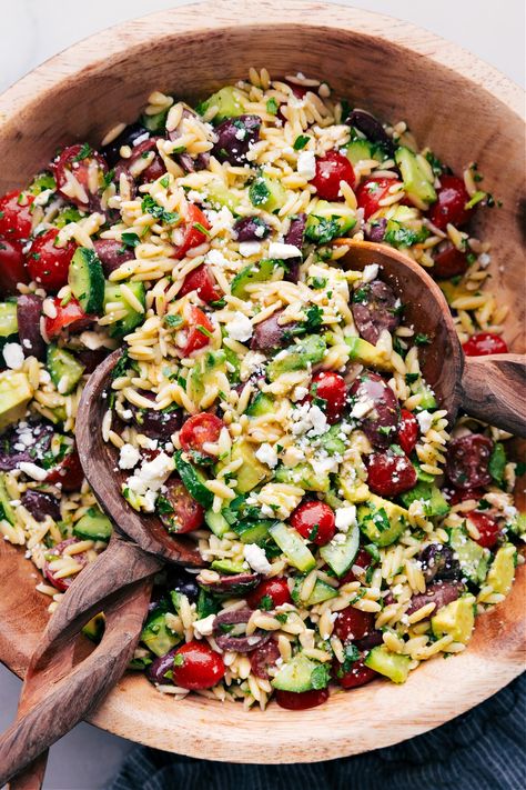 Mediterranean Orzo Salad is loaded with veggies and tossed in the best lemon vinaigrette. Super easy to throw together and a hit! Orzo Salads, Teriyaki Chicken Salad, Mediterranean Orzo Salad, Mediterranean Orzo, Desserts Gluten Free, Mediterranean Salad Recipe, Best Chicken Salad Recipe, Orzo Salad Recipes, Side Salads