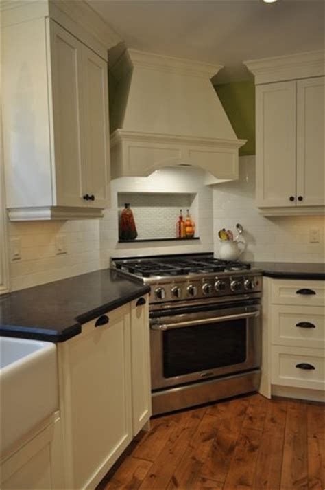 Corner range top and hood placement Corner Stove, Oven Cabinet, Primitive Kitchen, Kitchen Corner, Kitchen Stove, Trendy Kitchen, Traditional Kitchen, Kitchen Remodel Idea, Kitchen Shelves