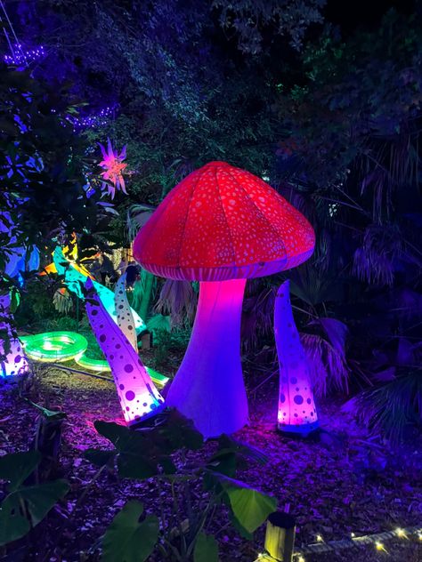 Mushroom Set Design, Disco Forest, Neon Garden, Glow Garden, Enchanted Forest Party, Neon Jungle, Forest Party, Alice In Wonderland Theme, Neon Aesthetic