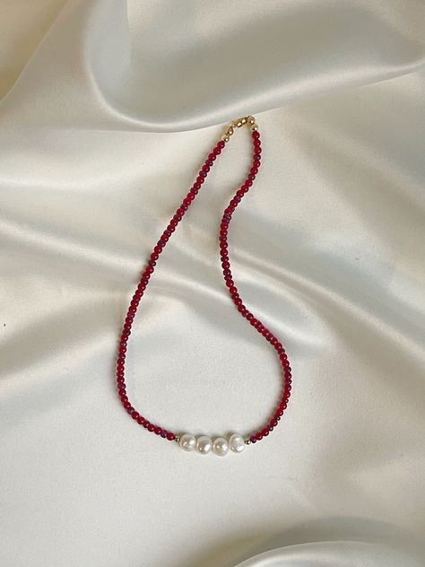 Red Seed Bead Jewelry, Red Bead Necklace Ideas, Diy Red Necklace, Red Seed Bead Necklace, Beaded Necklace Red, Red Pearl Necklace, Diy Pearl Jewelry, Pearl And Bead Necklace, Ruby And Pearl