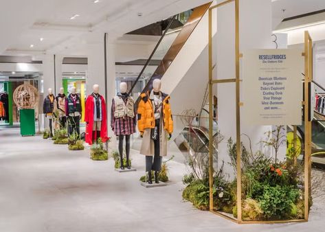 Selfridges opens pre-loved outdoor clothing pop-up | Evening Standard Trading Desk, Vintage Patagonia, Royal Garden, Outdoor Clothing, Pop Up Stores, Pop Up Store, Visual Merchandising, Art Display, Room Set