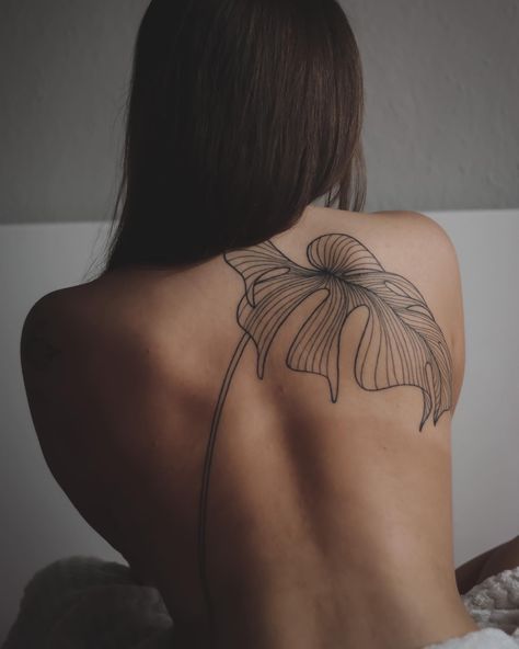 Tropic Tattoo Ideas, Flower Women Tattoo, Fern Hip Tattoo, Side Hip Tattoos Unique, Plant Tattoos For Women, Tropical Plant Tattoo, Monstera Plant Tattoo, Tropical Leaves Tattoo, Monstera Tattoo