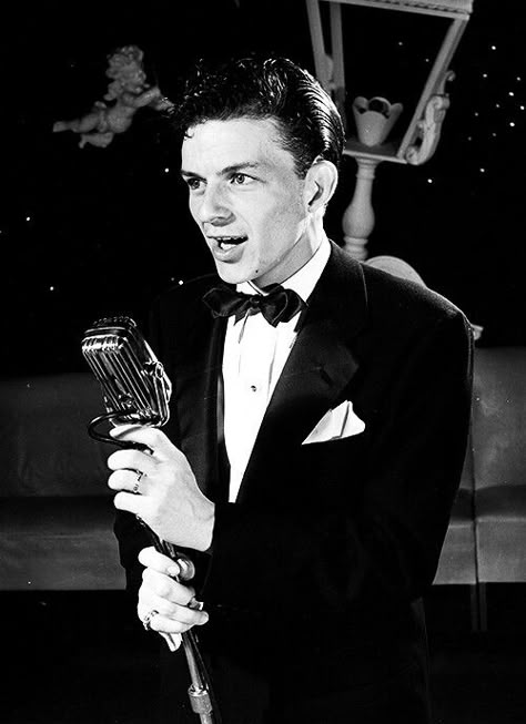 Frank Sinatra 1944 Rat Pack, Billie Holiday, Hollywood Glam, Old Soul, Golden Age Of Hollywood, Music Legends, Frank Sinatra, Old Movies