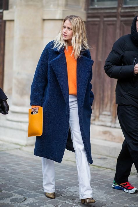 Paris Fashion Week Outfits, Fashion Week Outfit Ideas, Blue Faux Fur Coat, Colour Outfit, Orange Jumper, Oversize Coat, Fashion Week Outfit, Orange Sweater, Navy Coat