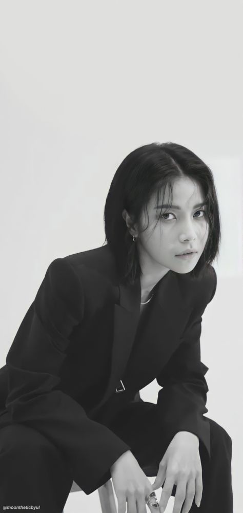 Solar Kpop, Mamamoo Solar Wallpaper, Solar Wallpaper, Solar Aesthetic, Mamamoo Solar, Pop Queen, Solar Mamamoo, Short Black Hairstyles, Girl Crushes