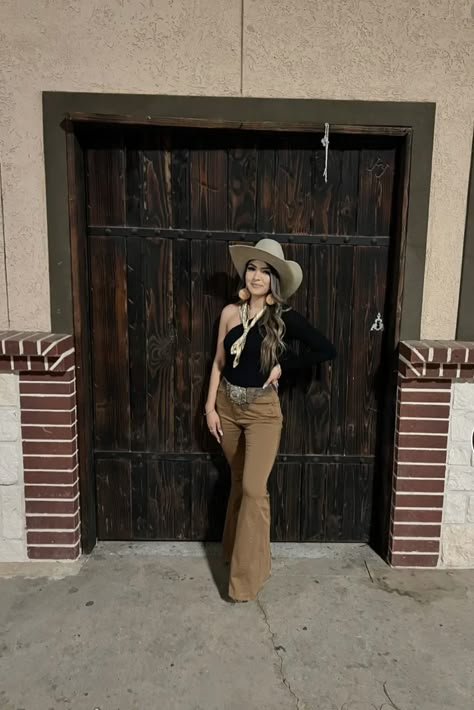 Felt Hats For Women Outfits, Long Sleeve Western Outfit, Straw Hat Outfit Western, Winter Baile Outfits, Baile Outfits Jaripeo Winter, Cold Jaripeo Outfits, Mexico Outfits Rancho, Vaquera Outfit Mexican Winter, Winter Jaripeo Outfits