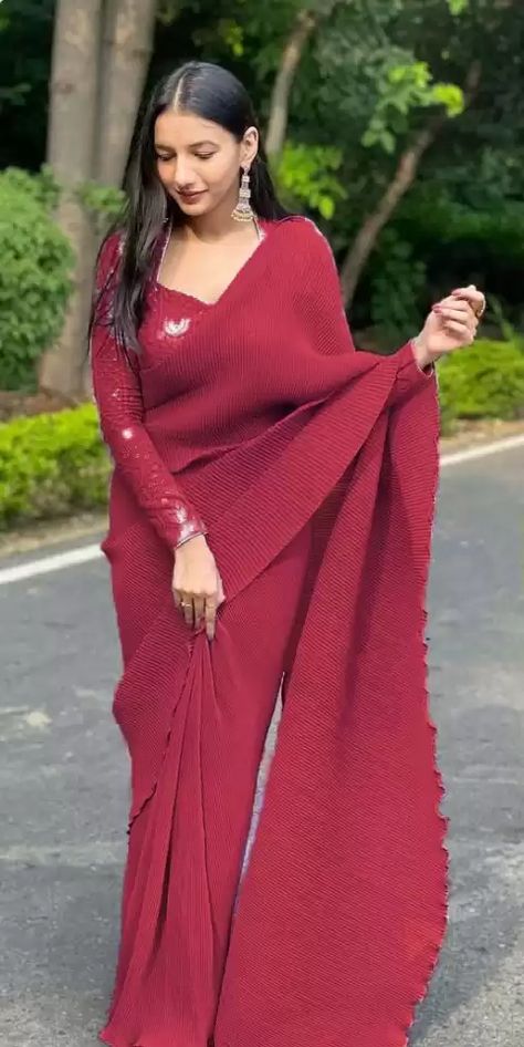 Heavy Blouse With Plain Saree, Plated Saree, Plain Georgette Saree, Plain Sarees, Pleated Saree, Diwali Dresses, Buy Designer Sarees Online, Maroon Saree, Saree Georgette