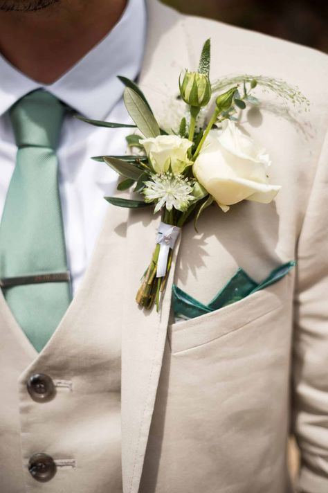 Beige Suit Sage Tie, Cream Suit With Sage Green Tie, Beige Groomsmen Suits With Sage Green, Beige And Green Groomsmen, Cream Suit Green Tie, Beige Suit With Green Tie, Beige Suit With Sage Green Tie, Tan Suit Green Tie Wedding, Beige Suit Green Tie