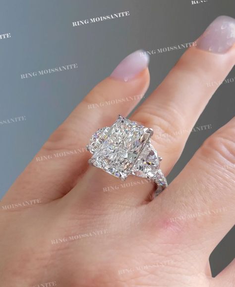 Loui Vuttion, Huge Wedding Rings, Engagement Ring Big, Luxury Wedding Ring, Radiant Moissanite Engagement Ring, Cartier Wedding Rings, Famous Engagement Rings, Big Diamond Engagement Rings, Big Wedding Rings