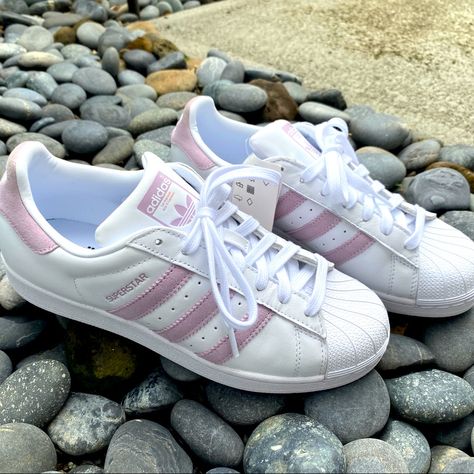 Bnwt Adidas Superstar W Product Code: Ee7400 Size 8.5 Mauve - Mint Condition! If You’re Old School, These Are Og. I Am Normally A 9 But Had To Size Down 1/2 A Size. Found On Internet: The Adidas Superstar Trainer Reigns Supreme. The Fan Favorite Launched In The ‘70s And Quickly Lived Up To Its Name As Pro Players Laced Into The Shell-Toe-Design. These Shoes Come In Full Grain Leather With Serrated 3-Stripes And A Rubber Cupsole. Color: Cloud White / Soft Vision / Core Black All Of Items Come Fro Super Star Adidas, Black And White Superstars, Adidas Aesthetic, I Had, Superstar Adidas, Adidas Super, Kitty Nails, Color Cloud, Adidas Campus