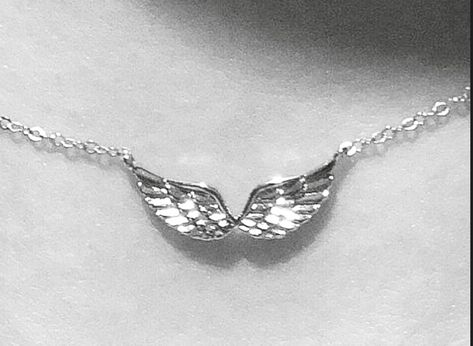 lana myers Angel Necklace Aesthetic, Angel Jewelry Aesthetic, Diamond Necklace Aesthetic, Necklace Aesthetic Silver, Silver Necklace Aesthetic, Necklace Aesthetic, Wings Necklace, Angel Wing Necklace, Angel Jewelry