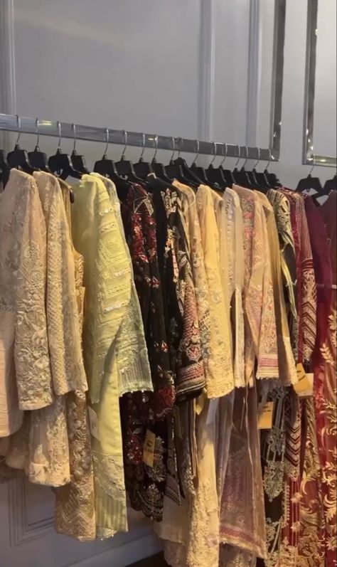 Pakistani Fashion Aesthetic, Pakistani Desi Aesthetic, Pakistan Culture Aesthetic, Pakistani Culture Aesthetic, Pakistan Vibes, Pakistan Outfits, Desicore Aesthetic, Pakistan Aesthetic, Desi Things