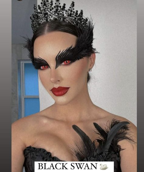 Black Swam And White Swan Halloween, Dark Swan Makeup, Black Swan Hairstyle, Swan Hairstyle, Black Swan Kostüm, Black Swan Makeup, Swan Makeup, Disfraces Ideas, Dark Swan