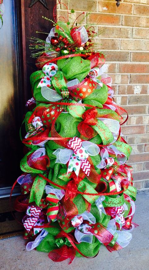 Deco Mesh Christmas Tree, Grinch Diy, Wreaths Ribbon, Tomato Cage Crafts, Diy Trees, Christmas Decorating Hacks, Diy Grinch, Mesh Christmas Tree, Tomato Cage Christmas Tree