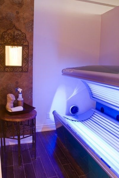 I would absolutely love to have my own tanning bed. Tanning Bed Room, Home Tanning Bed, Tanning Room Decor, Tanning Salon Design, Tanning Salon Decor, Basement Workout Room, Tanning Shop, Tan Bedroom, Tanning Studio