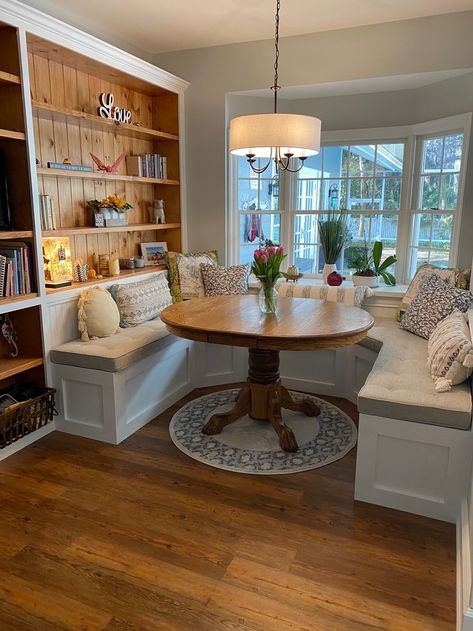 Custom built-in breakfast nook with custom cushions. Breakfast Nook Seating, Built In Breakfast Nook, Dining Room Nook, Banquette Seating In Kitchen, Breakfast Nook Dining Set, Nook Dining Set, Kitchen Seating, Kitchen Nook, Dining Nook