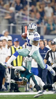 Deion Zeke Elliot Cowboys, Football Dallas Cowboys, Zeke Elliot, Dalls Cowboys, Ezekiel Elliot, Football Cowboys, Cowboy Football, Messi Gif, Dallas Cowboys Pictures