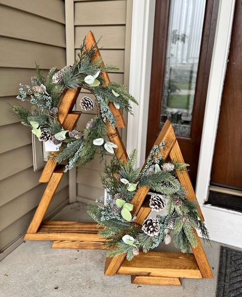 Wooden Christmas Trees Front Porch, 2x4 Trees, Wooden Winter Decor, Diy Christmas Projects, Christmas Decor Ideas Outdoor Porch, Diy Wood Projects For Beginners, Tree Stump Decor, Jul Diy, Christmas Porch Decor Ideas