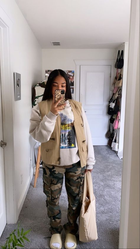 Yeezy Slides Outfit Black Women, Nazjaa Fits, Warm Winter Outfit, Fall Outfits Street Styles, Winter Outfits Ideas, Perfect Winter Outfit, Yeezy Slides, Streetwear Fits, Tomboy Style Outfits