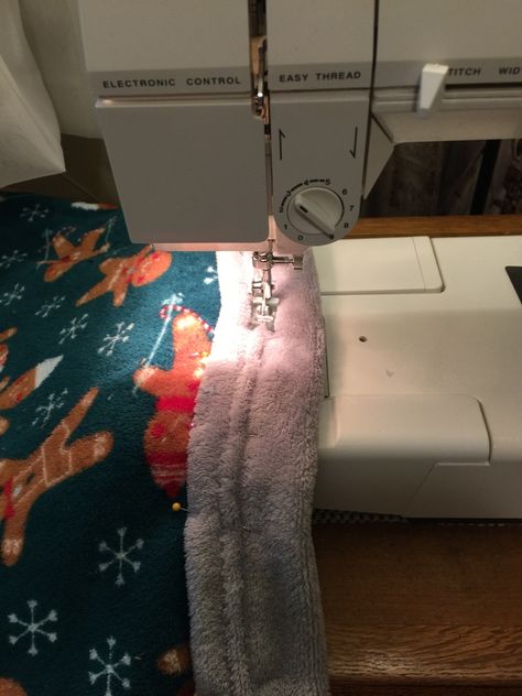 Self Binding Fleece Blanket, How To Finish Edges Of Fleece Blanket, Diy Fleece Blanket Sewn, Fleece Blanket Sew, Kids Fleece Blankets, Fleece And Sherpa Blanket Diy, Sewing A Fleece Blanket, Finish Fleece Blanket Edge, Homemade Fleece Blankets