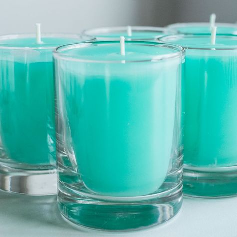 Candle Making Ideas, Candle Making Instructions, Candle Making Tutorial, Candle Making Fragrance, Make Candles, Cricut Christmas Ideas, Paraffin Wax Candles, Homemade Scented Candles, Soap Making Kits