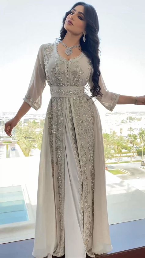 shmoukh_design on Instagram Arab Dresses, Caftan Moroccan, Moroccan Dresses, Moroccan Kaftan Dress, Arabian Dress, Moroccan Clothing, Nikkah Dress, Kaftan Designs, Moroccan Culture