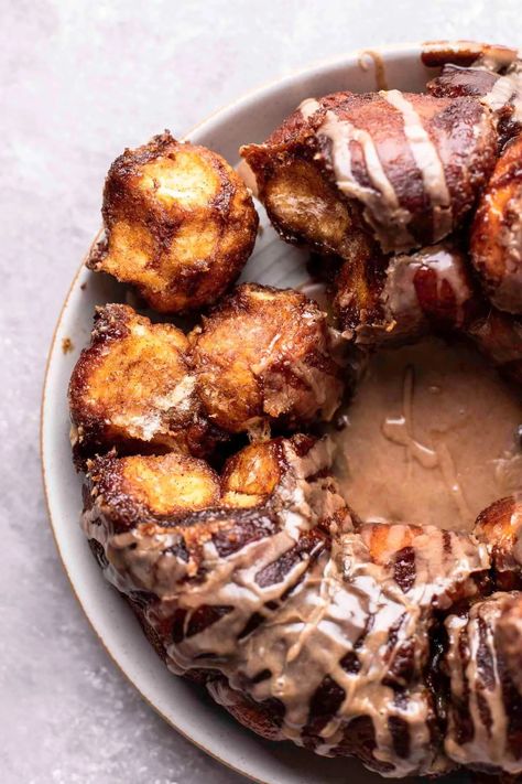 Cinnamon Monkey Bread with Cinnamon Maple Icing - Eats Delightful Sweet Monkey Recipes, Brunch Sweets, Cinnamon Monkey Bread, Cinnamon Pull Apart Bread, Maple Icing, Best Treats, Pull Apart Bread, Monkey Bread, Bread Dough