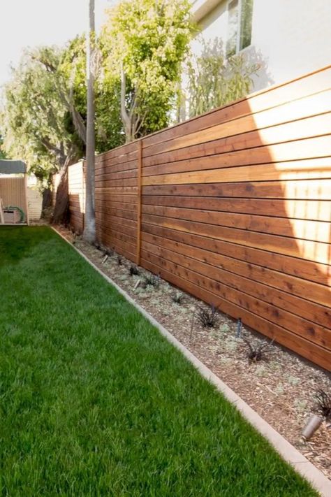 Wood fence horizontal Modern Wood Fence, Large Yard Landscaping, Wood Fence Design, Modern Fence Design, Modern Front Yard, Privacy Fence Designs, Backyard Privacy, Modern Fence, Privacy Fence