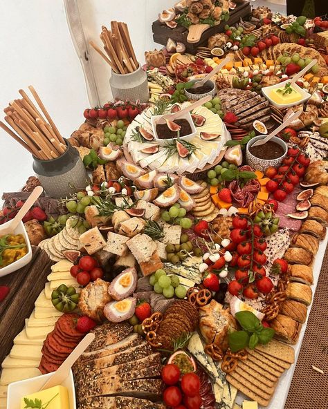 Grazing Table Ideas For 20 People, Gazing Food Table Wedding, Grazing Table Nye, Grazing Table For 70 People, Grazing Table List Of Food, Hot Food Grazing Table, Winter Grazing Table, Lunch Grazing Table, Grazing Table For 100 People