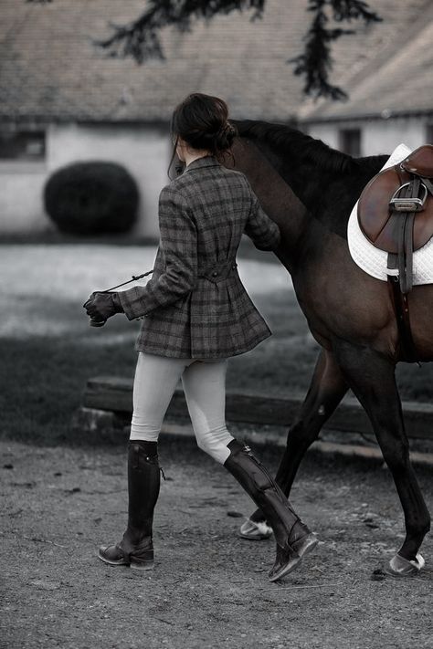 Horse Riding Outfit Women, Aesthetic Horse Riding, Horseback Riding Aesthetic, Horse Rider Outfit, Horse Girl Aesthetic, Woman Riding Horse, Horse Riding Aesthetic, Horse Riding Outfit, Equestrian Aesthetic