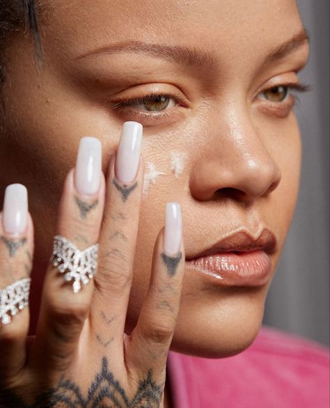 Rihanna - Fenty Skin (2023) Rhianna Nails, Rihanna Jewelry, Kim Kardashian Nails, Rihanna Nails, Kardashian Nails, Rihanna Face, Rihanna Tattoo, Rihanna Fenty Beauty, Rihanna News