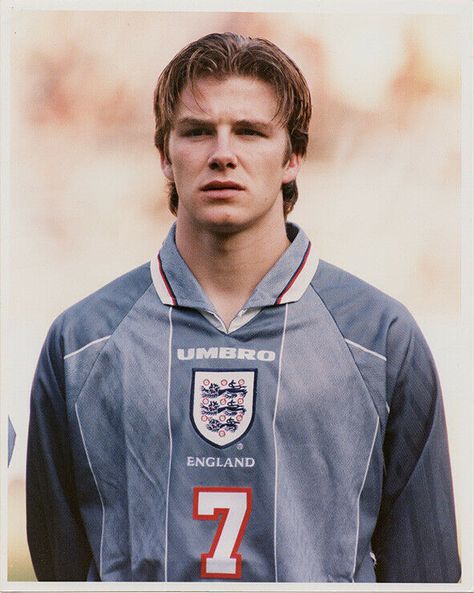 David Beckham of England in 1997. Old Players Football, Young Beckham, David Beckham 90s, Young David Beckham, David Beckham England, David Beckham Football, Old Football Players, ديفيد بيكهام, 90s Men Fashion