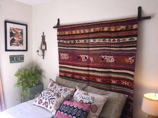 How to Hang a Rug With a Leather Belt : 5 Steps (with Pictures) - Instructables Wooden Arrow Decor, Funky Junk Interiors, Diy Tile, Diy Headboard, How To Hang, Arrow Decor, Empty Wall, Cubicle, Cool Diy Projects