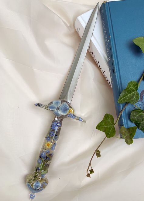 bug girl on Twitter: "girls love flowers but they also love daggers so i make daggers filled with flowers https://t.co/MMdzHBgroR" / Twitter Dagger Aesthetic, Fantasy Ball, Fantasy Dagger, Black And Red Roses, Pretty Knives, Oc Inspo, Fantasy Props, Dagger Knife, Production Design