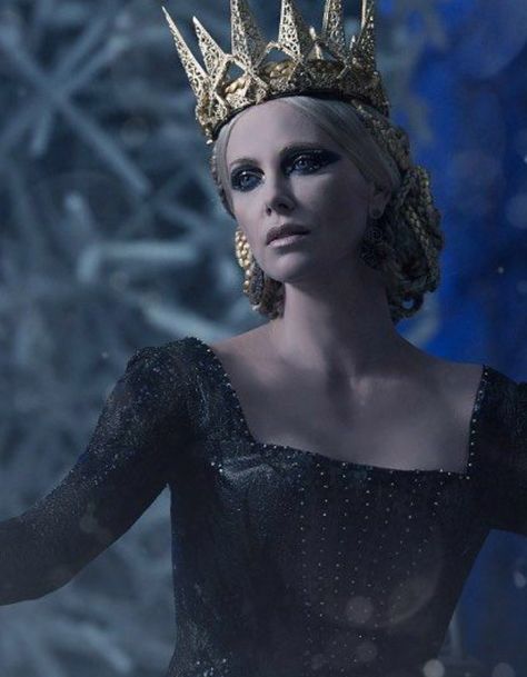 Ravenna Ravenna Snow White, Snowwhite And The Huntsman, Queen Ravenna, Crown Aesthetic, Evil Queens, Dark Queen, Queen Aesthetic, Red Queen, Movie Costumes