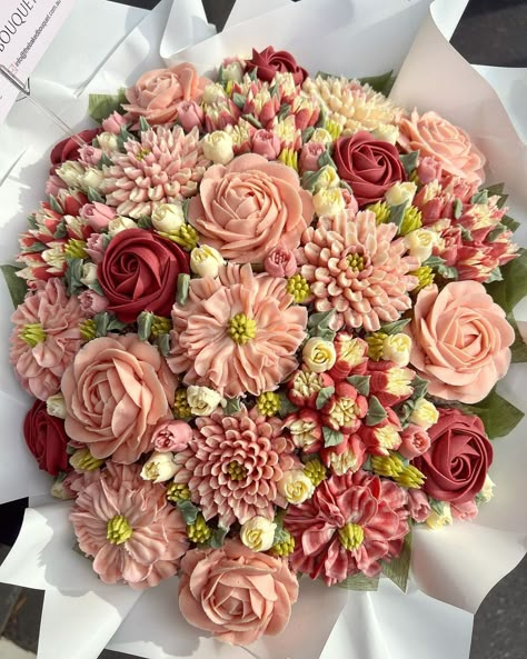 Cupcake Bouquet Wedding Cake, Cupcake Wedding Bouquet, Cupcake Cakes Bouquet, Wedding Cupcakes Bouquet, Flower Bouquet Cake Ideas, Wedding Cupcake Bouquet, Wedding Cupcake Bouquet Centerpieces, Bouquet Of Flowers Cake, Floral Wedding Cupcakes