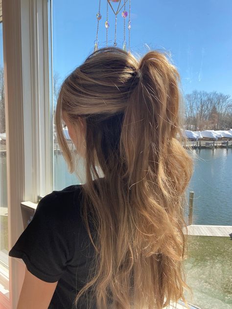 Claw clip hair style blonde hair simple style spring hair Light Brown Hair Shades, Brown Hair Inspiration, Hairstyles For All Hair Types, Claw Clip Hairstyles, Rambut Brunette, Beige Hair, Honey Brown Hair, Vlasové Trendy, Hair Simple