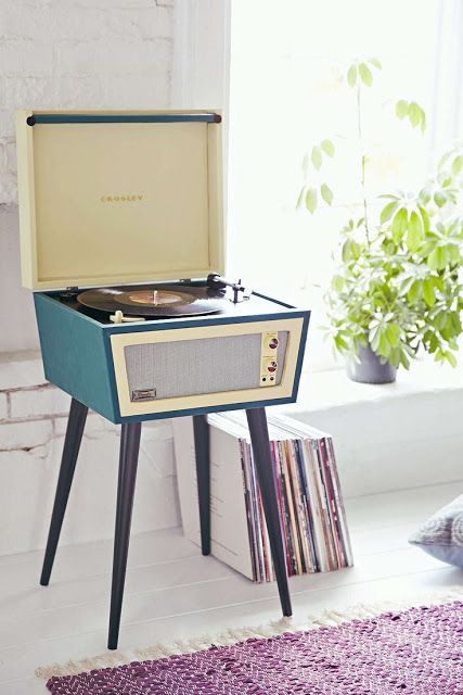 Hoy vamos a deleitar nuestros oídos con 20 piezas únicas muy musicales con mucho sabor vintage. Interior Boho, Vinyl Record Player, Deco Retro, Record Players, Plywood Furniture, Retro Furniture, Vintage Records, Decor Guide, Retro Home Decor