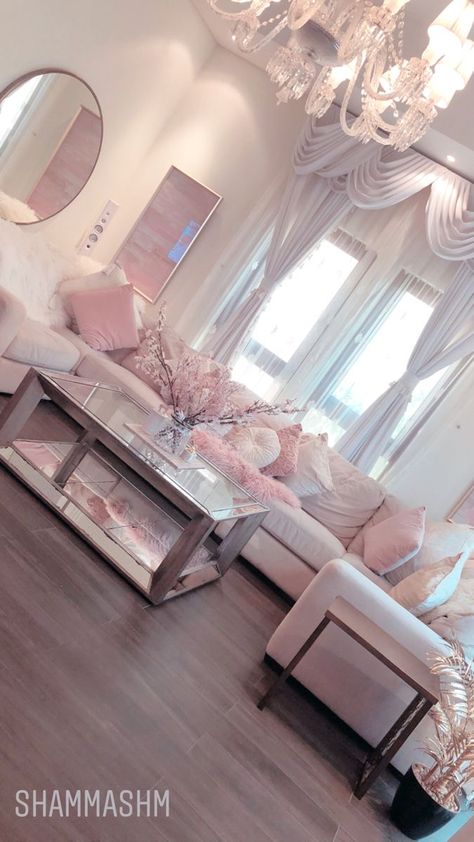 Pink And Gold Living Room, Sala Aesthetic, Pink And White Decor, Girly Living Room, Country Living Room Design, Romantic Living Room, Pink Living Room Decor, Girl Apartment Decor, Cozy Living Room Design