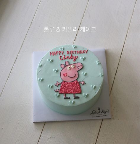 Pig minimalist cake Piggy Cake, Minimalist Cake, Bento Cakes, Peppa Pig Cake, Pig Cake, Bento Cake, Cake Decorating Designs, Cupcake Ideas, Cute Birthday Cakes