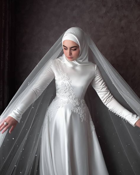 70 Kg Woman Outfit, Amazing Dresses Gowns, Muslimah Wedding Dress Brides Hijab Styles, Hijabi Wedding Dress Simple, Simple Wedding Dress Hijab, Muslim Wedding Gown, Best Casual Dresses, Muslimah Wedding Dress, Nikah Dress