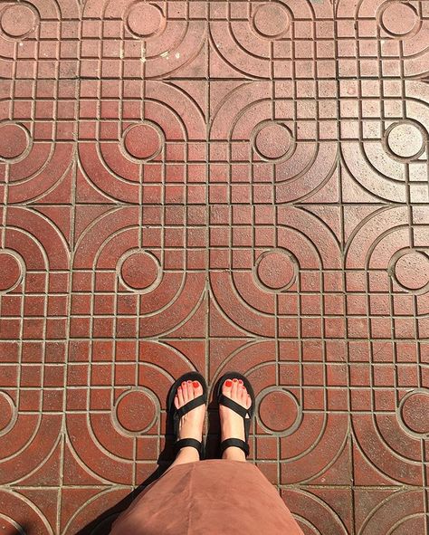 Laura Preston (@vacilandoquilting) • Instagram photos and videos Spanish Terracotta, Terracotta Tile, Decorative Stitching, Floor Patterns, Tile Patterns, Tile Design, Quilt Inspiration, Preston, Textures Patterns