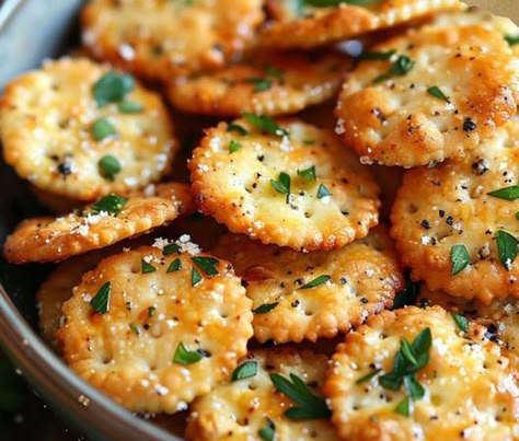 Garlic Bread Ritz Bits – Chloe foods Maple Glazed Sweet Potatoes, Ritz Bits, Ritz Cracker Recipes, Cheesy Snack, Crowd Pleasing Appetizers, Appetizers Easy Finger Food, Finger Foods Easy, Snack Mix Recipes, Cracker Snacks