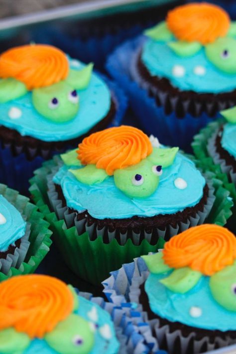 Crab Cupcakes For Kids, May Cupcake Ideas, Small Cupcake Cake, Cool Cupcake Frosting Designs, Simple Animal Cupcakes, Cupcake Themes Ideas, Cute Cupcakes Designs, Cupcake Icing Ideas Design, Sea Turtle Cupcake Cake