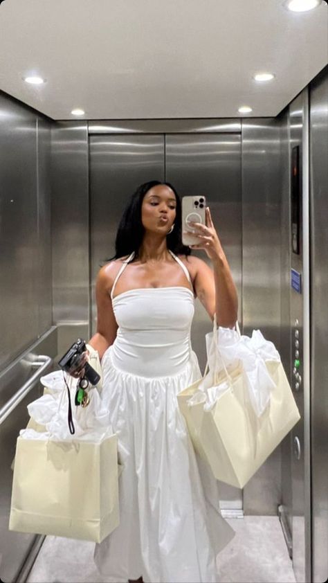 Picnic Fits, Mode Rihanna, White Prom, Plus Size White, Effortlessly Chic Outfits, White Prom Dress, Black Femininity, Note Box, Italian Summer