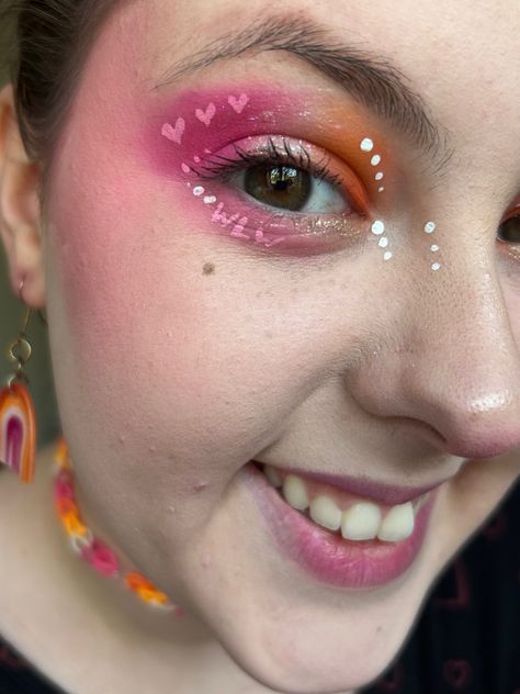 Pride Fest Makeup, Lesbian Pride Makeup Look, Two Girls Makeup, Lesbian Flag Eyeshadow, Lesbian Flag Makeup Look, Pride Make Up Looks, Pride Makeup Lesbian Flag, Lesbian Eye Makeup, Bi Flag Makeup